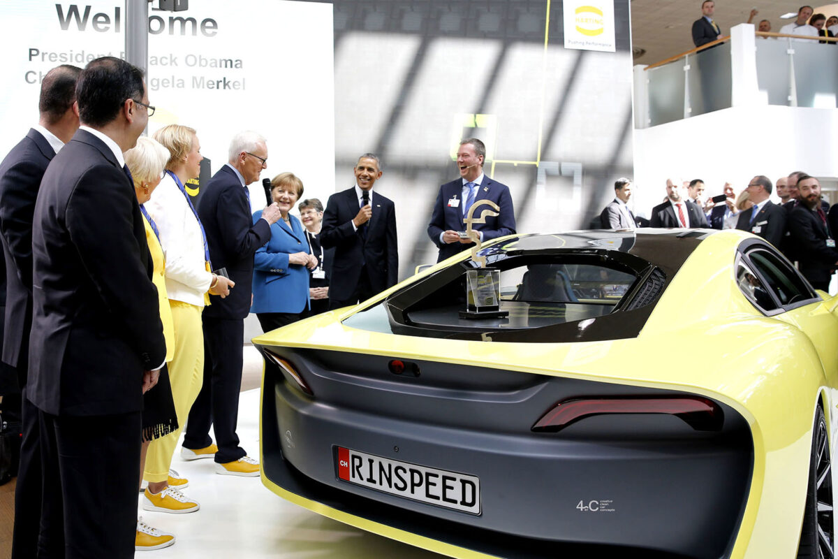 US President Barack Obama and Angelika Merkel observing the Etos at the 2016 Hannover Messe.